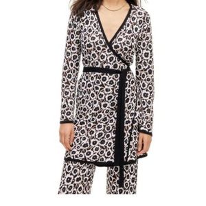 DVF ‼️‼️‼️Women's Long Sleeve V-Neck Neutral
Poppy Sweater Wrap Top